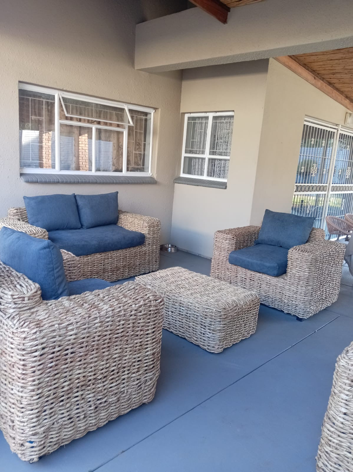 Luxe Line Serenity Set: 2-2-1-1-Table